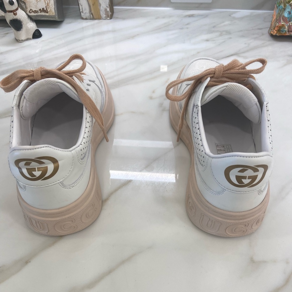 GG-EMBOSSED LEATHER LOW TOP SNEAKER